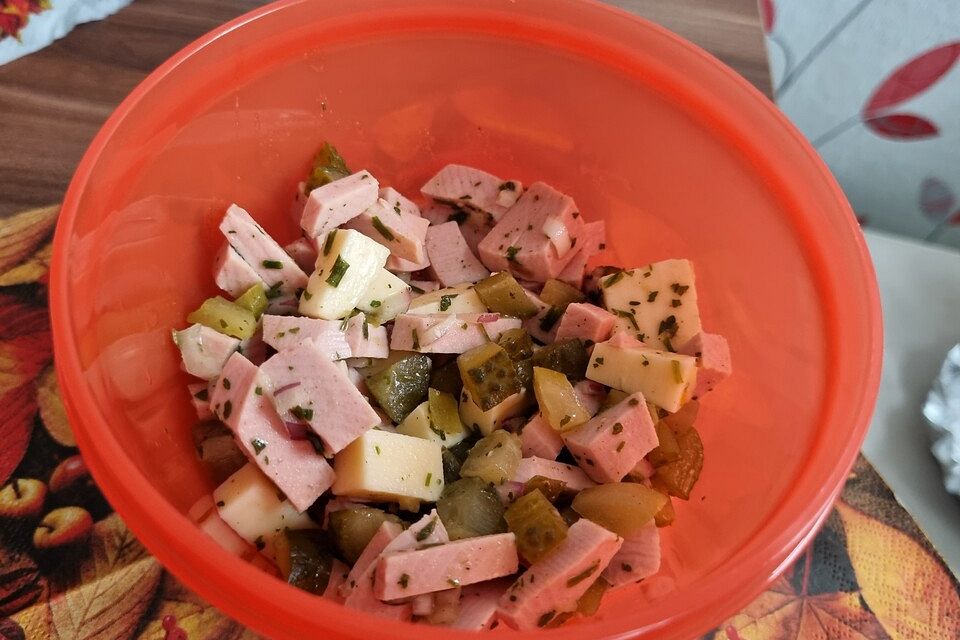 Wurstsalat mit Käse