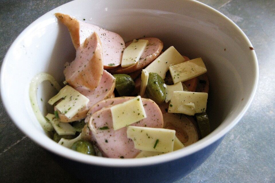 Wurstsalat mit Käse