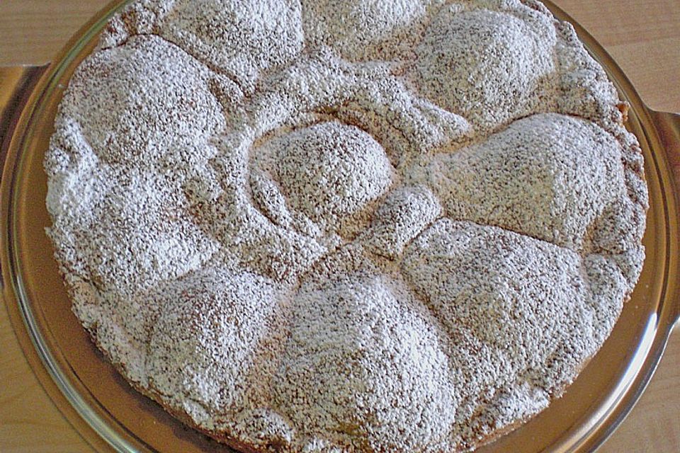 Gedeckter Birnenkuchen mit Walnüssen