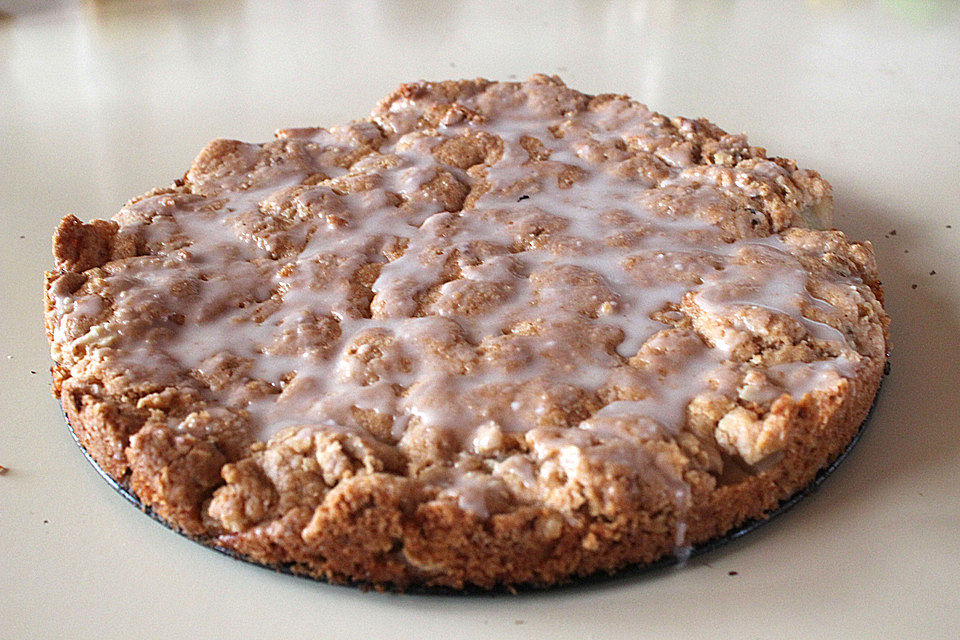 Gedeckter Birnenkuchen mit Walnüssen