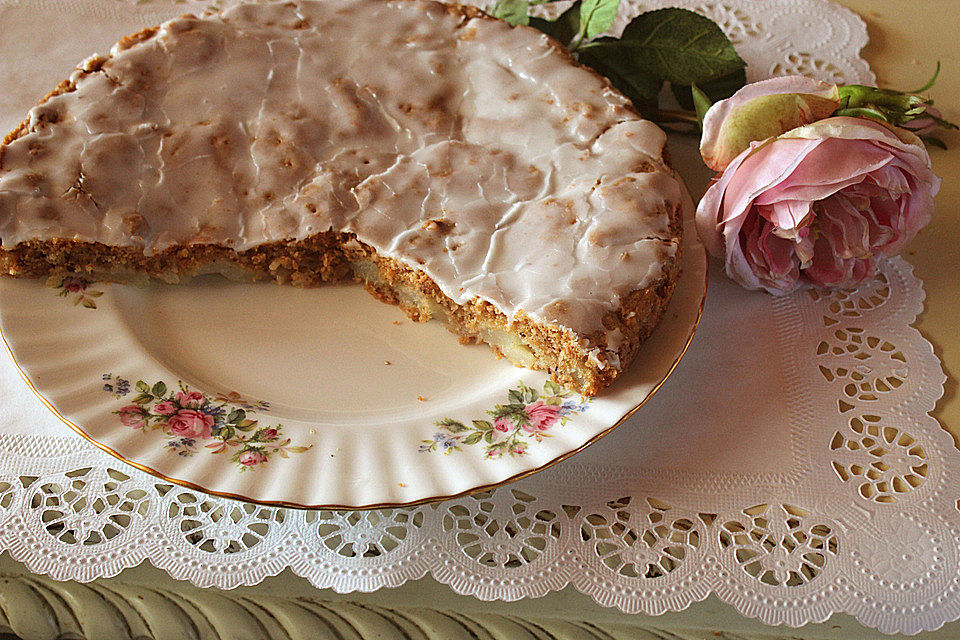 Gedeckter Birnenkuchen mit Walnüssen