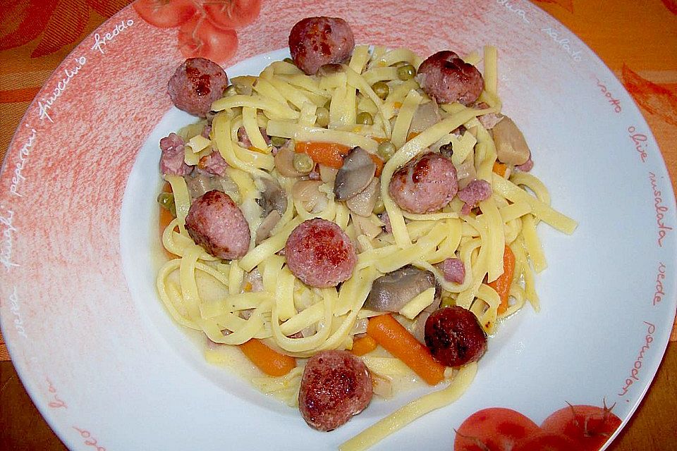 Leckere Nudelpfanne mit Bratwurstbällchen