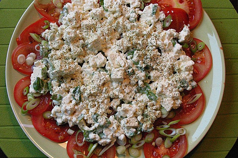 Tomatencarpaccio mit Hüttenkäse