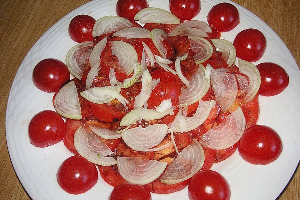 Tomatencarpaccio mit Hüttenkäse