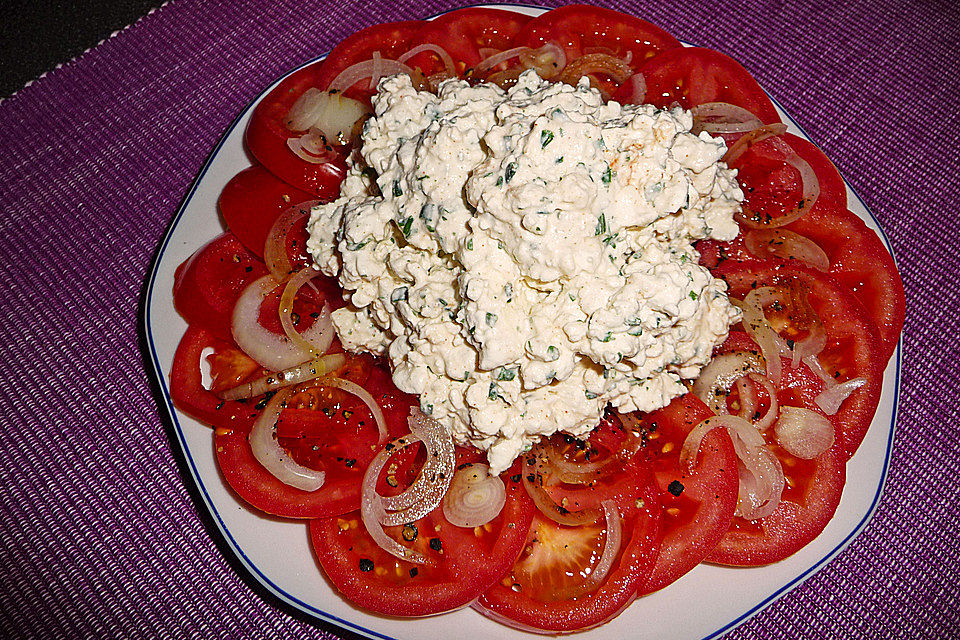 Tomatencarpaccio mit Hüttenkäse