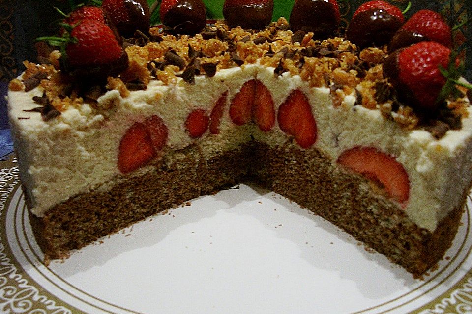 Marzipanmoussetorte mit Erdbeeren