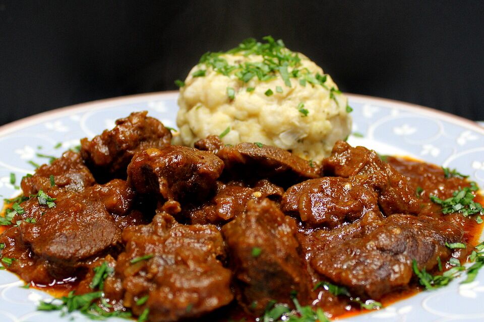 Wiener Saftgulasch mit Beinscheiben