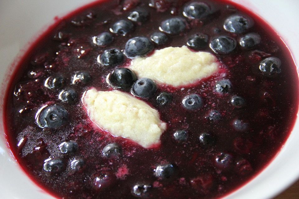 Blaubeersuppe mit Grießklößchen