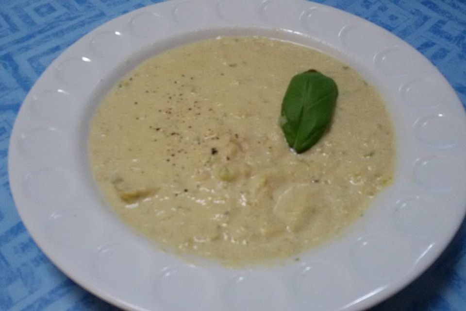 Zucchinicremesuppe mit getrockneten Tomaten