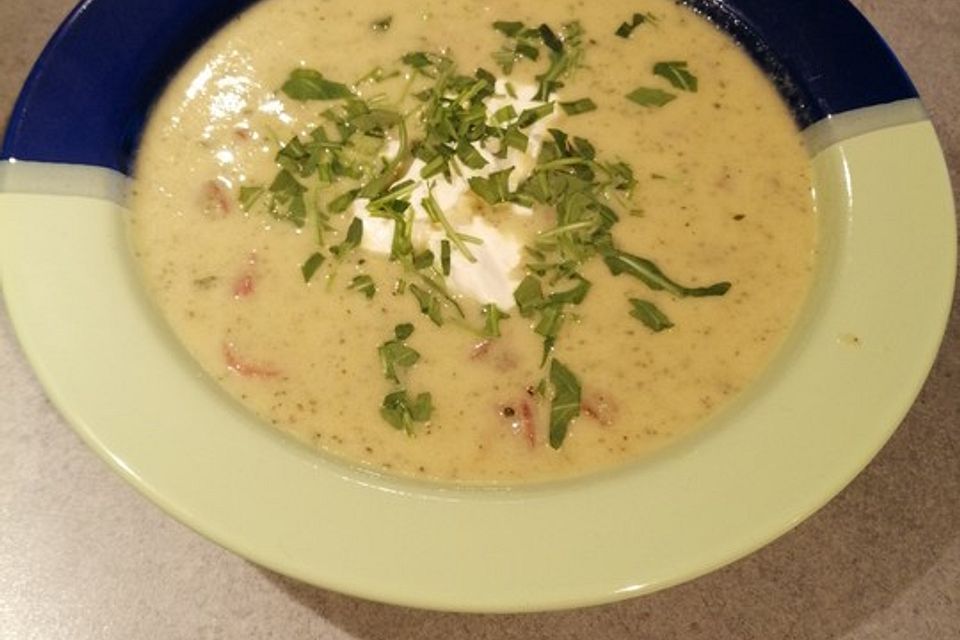 Zucchinicremesuppe mit getrockneten Tomaten