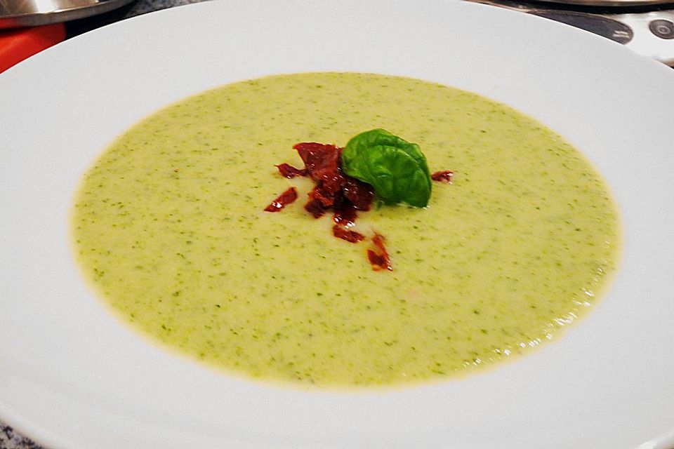 Zucchinicremesuppe mit getrockneten Tomaten