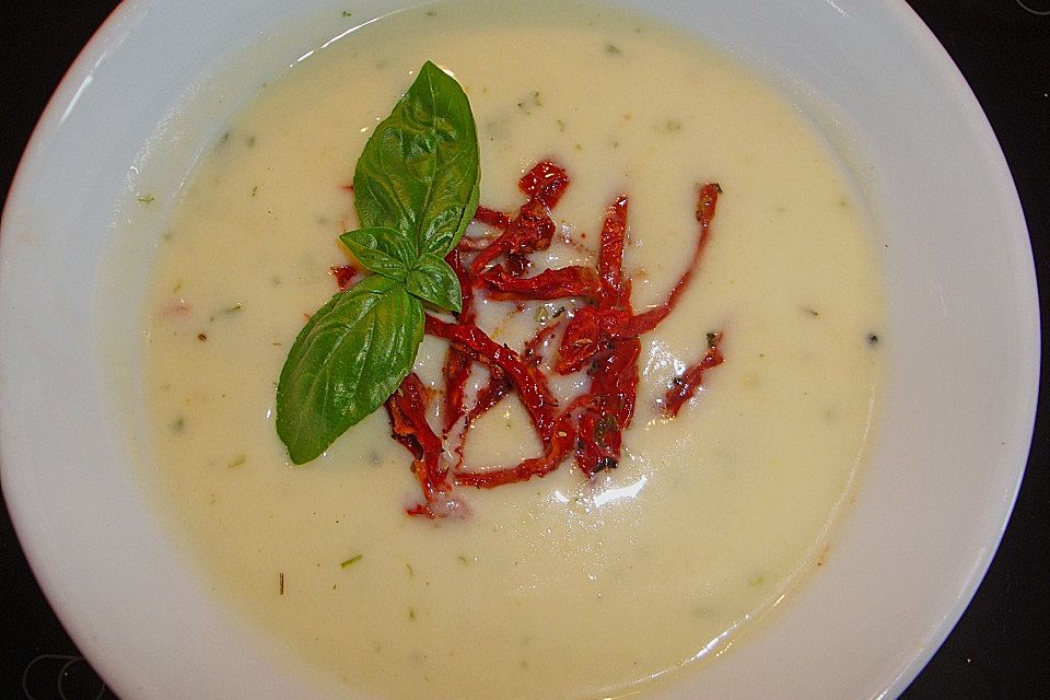 Zucchinicremesuppe mit getrockneten Tomaten