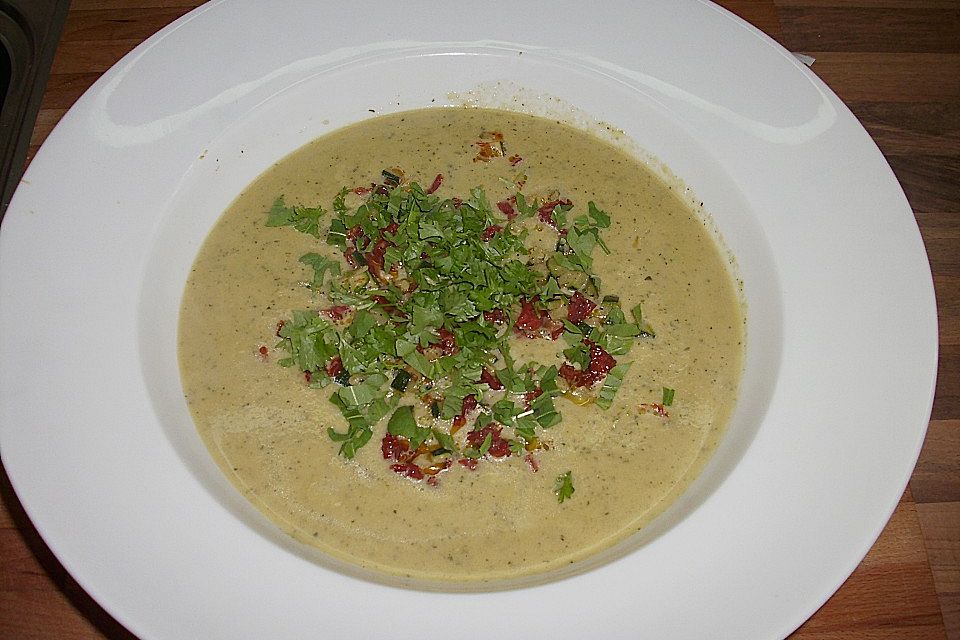 Zucchinicremesuppe mit getrockneten Tomaten