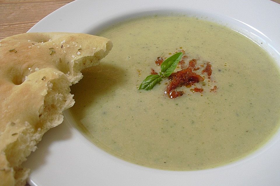 Zucchinicremesuppe mit getrockneten Tomaten