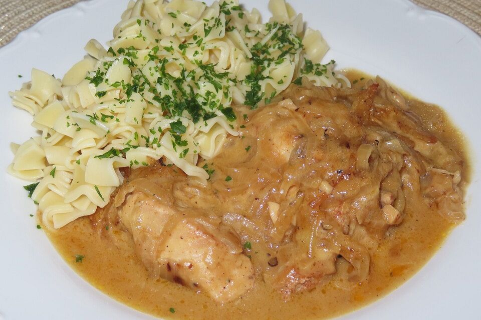 Hähnchenfilet mit Zwiebelsoße überbacken