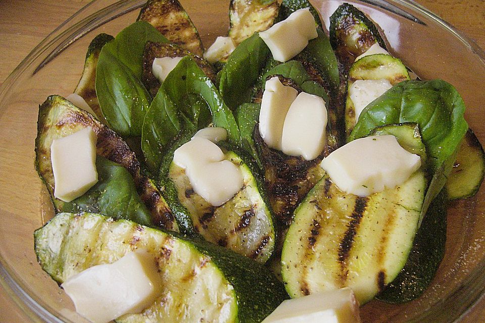 Gegrillte Zucchini mit Taleggio