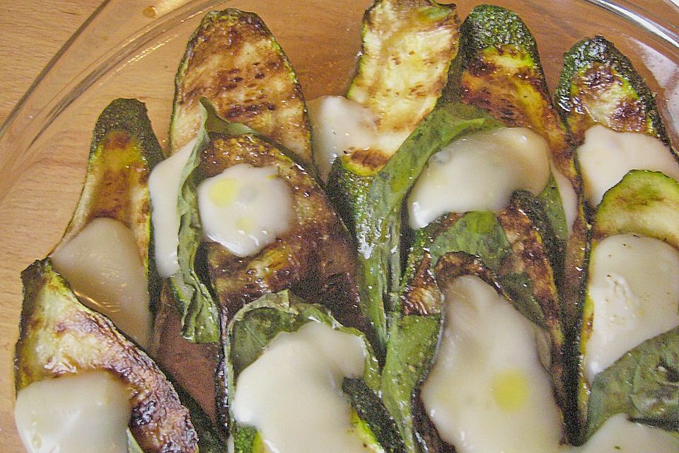 Gegrillte Zucchini mit Taleggio