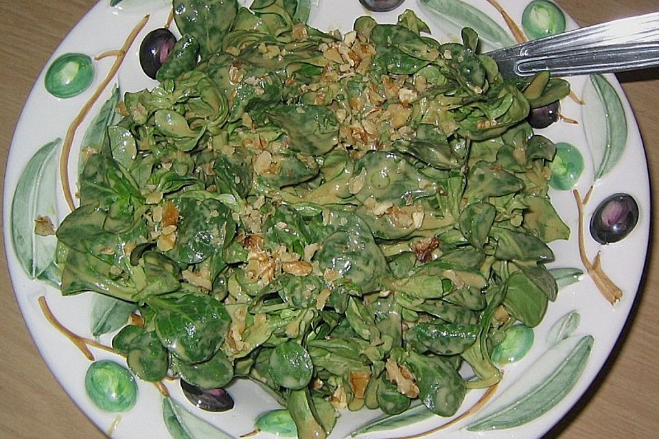 Feldsalat mit gehackten Walnüssen