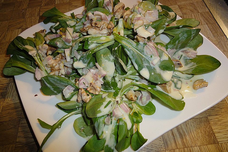 Feldsalat mit gehackten Walnüssen