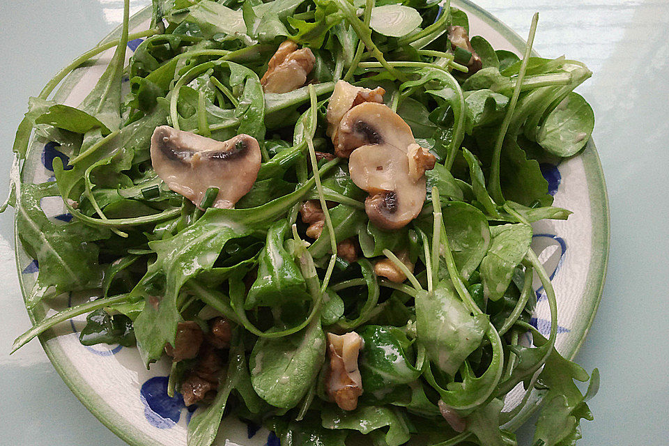 Feldsalat mit gehackten Walnüssen