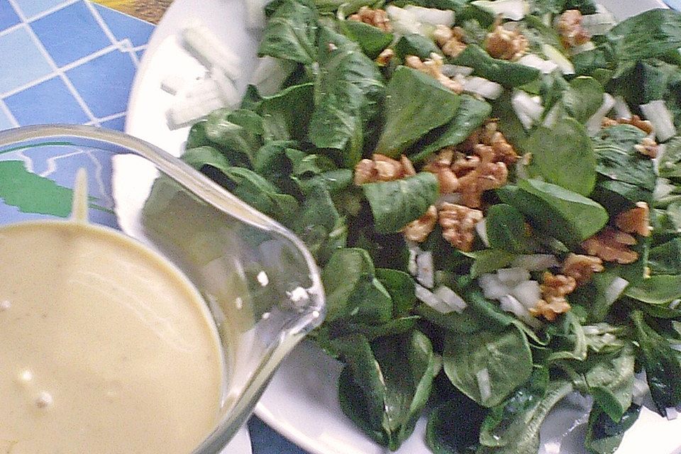 Feldsalat mit gehackten Walnüssen