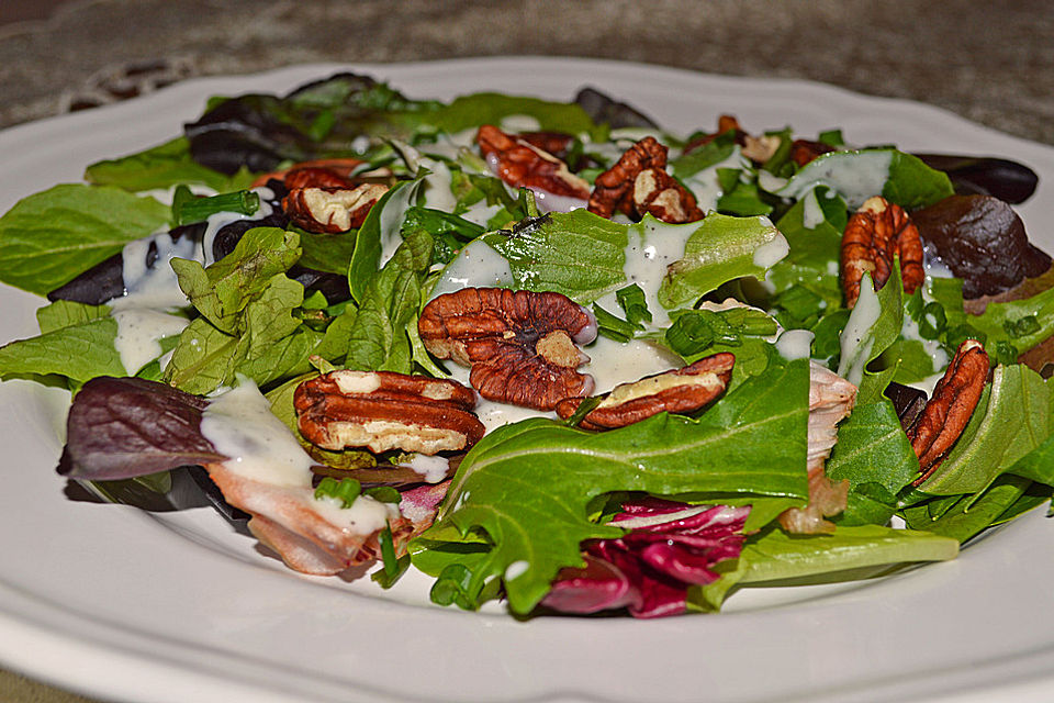 Feldsalat mit gehackten Walnüssen