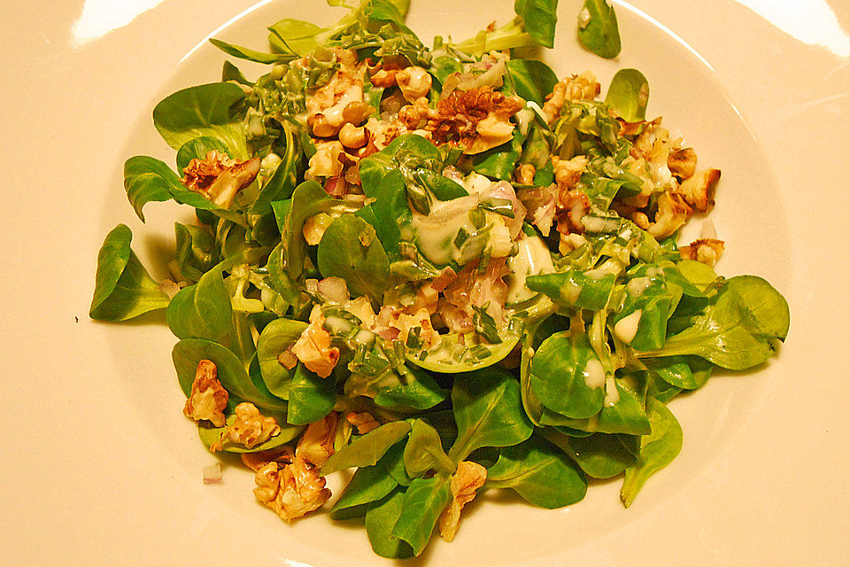 Feldsalat mit gehackten Walnüssen