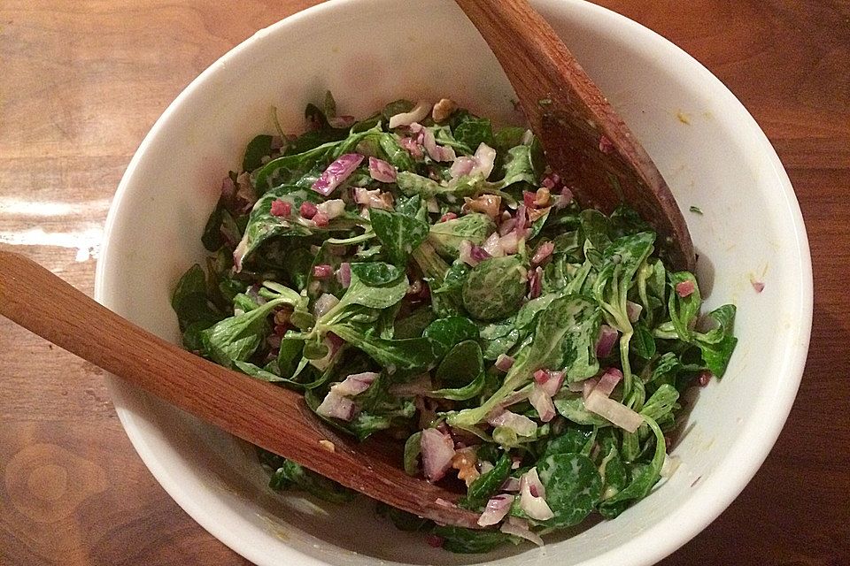 Feldsalat mit gehackten Walnüssen