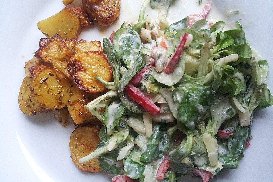 Feldsalat mit gehackten Walnüssen