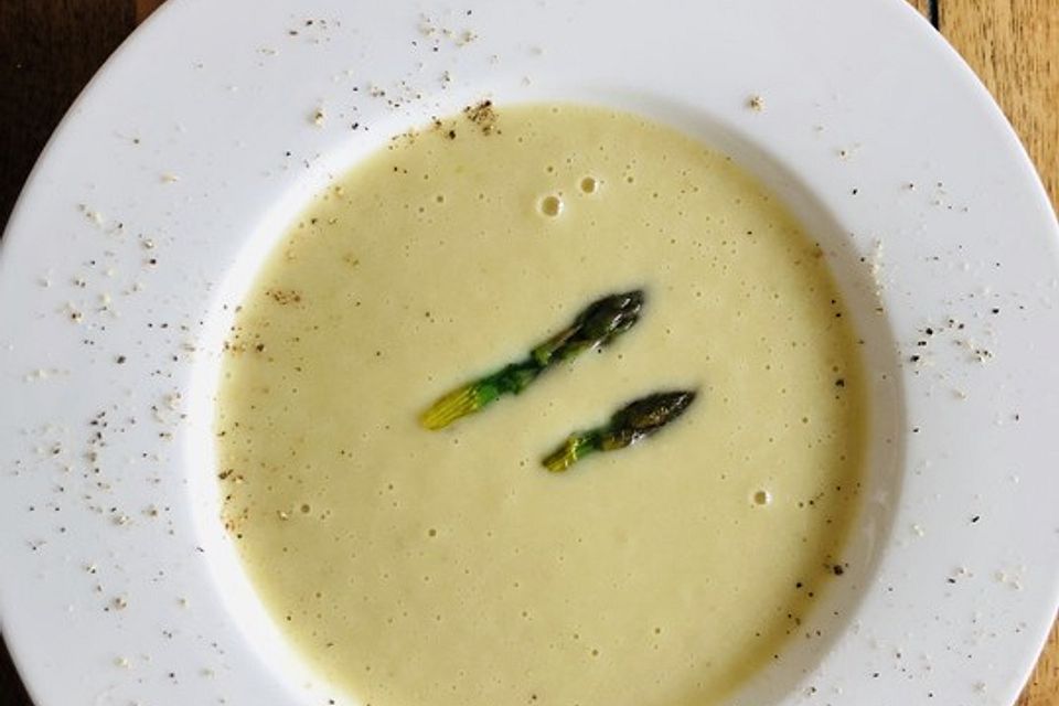 Kartoffel-grüner Spargel-Suppe