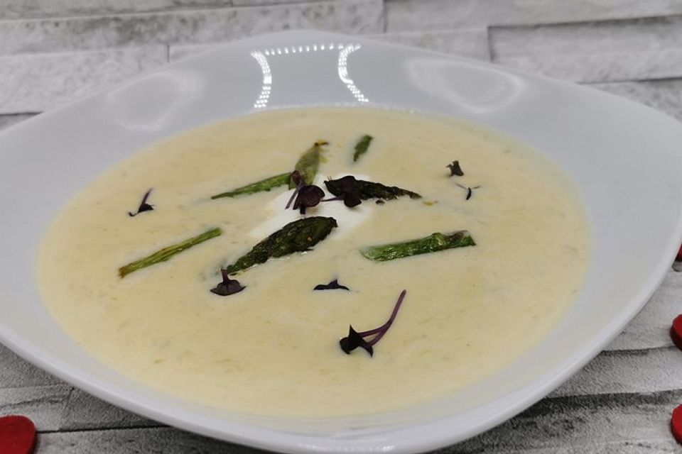 Kartoffel-grüner Spargel-Suppe