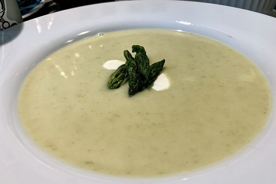 Kartoffel-grüner Spargel-Suppe