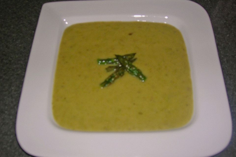 Kartoffel-grüner Spargel-Suppe