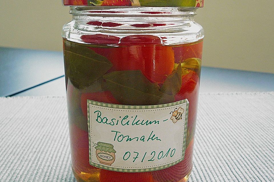 Eingekochte Cocktailtomaten mit Basilikum