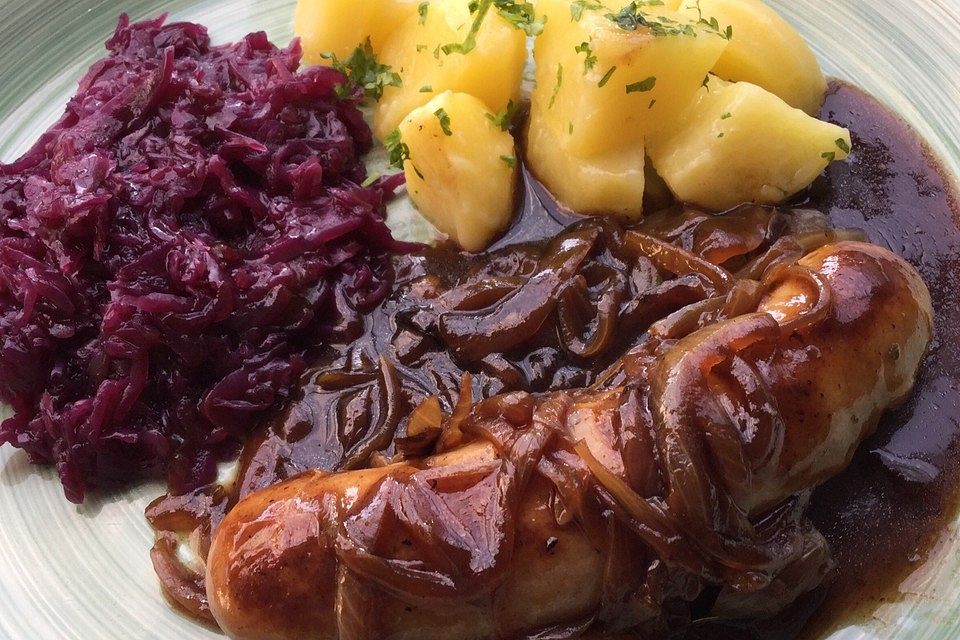 Bratwurst mit Bierzwiebelgemüse