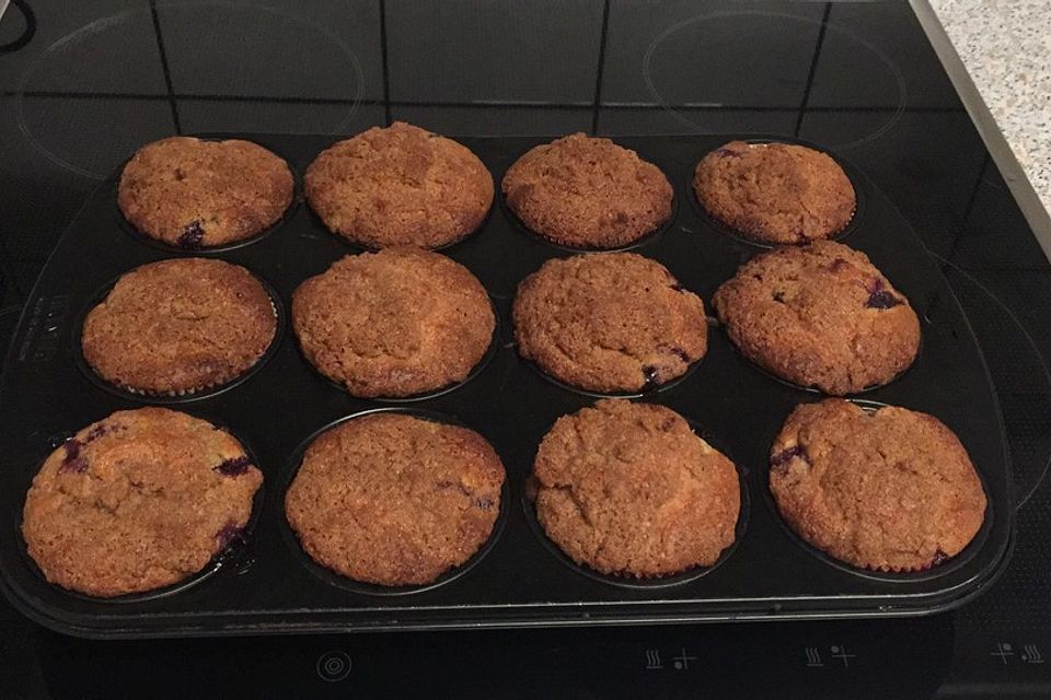 Amerikanische Blaubeermuffins mit Zimtkruste