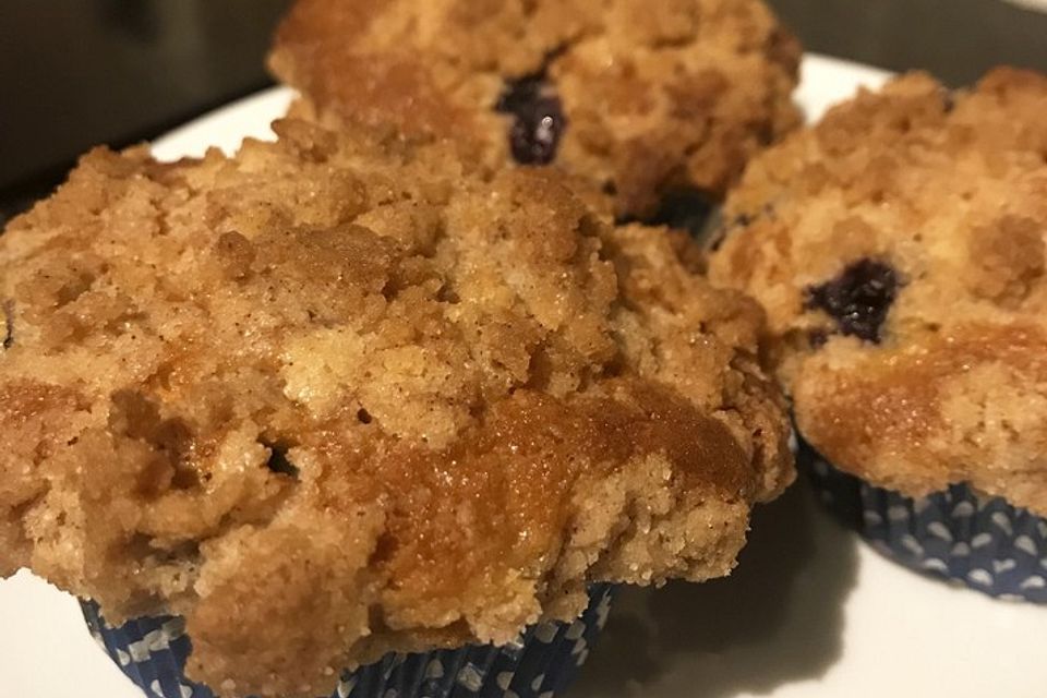 Amerikanische Blaubeermuffins mit Zimtkruste