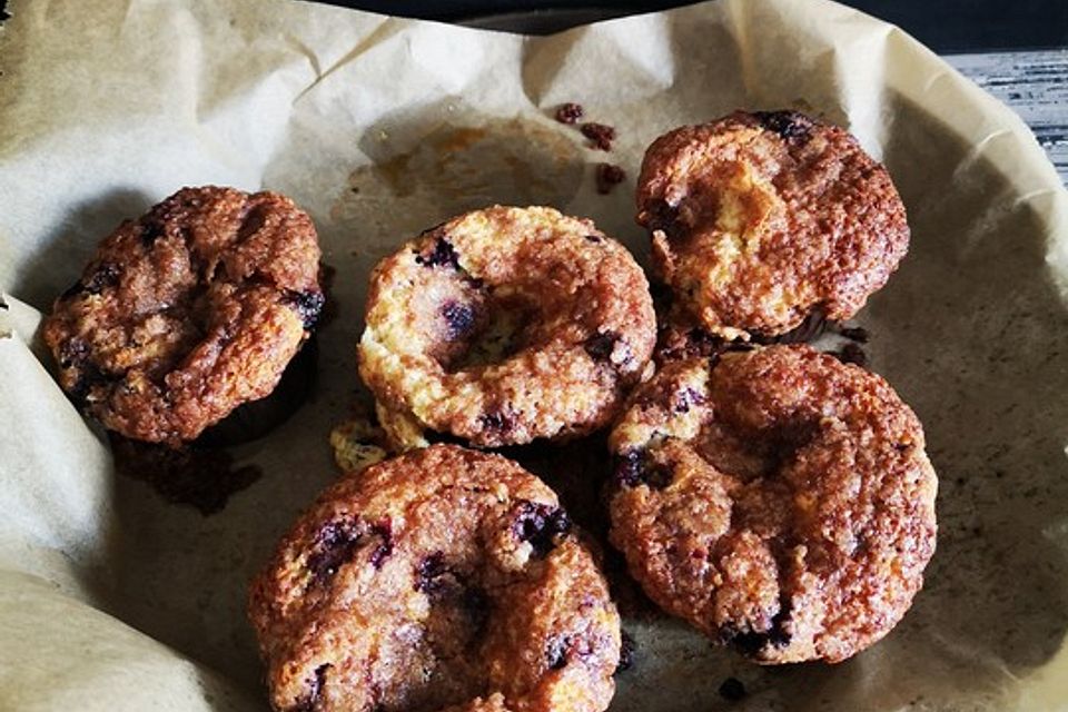 Amerikanische Blaubeermuffins mit Zimtkruste