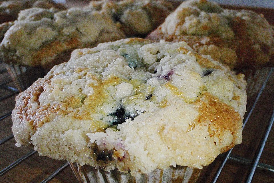 Amerikanische Blaubeermuffins mit Zimtkruste