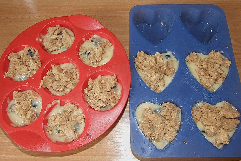 Amerikanische Blaubeermuffins mit Zimtkruste