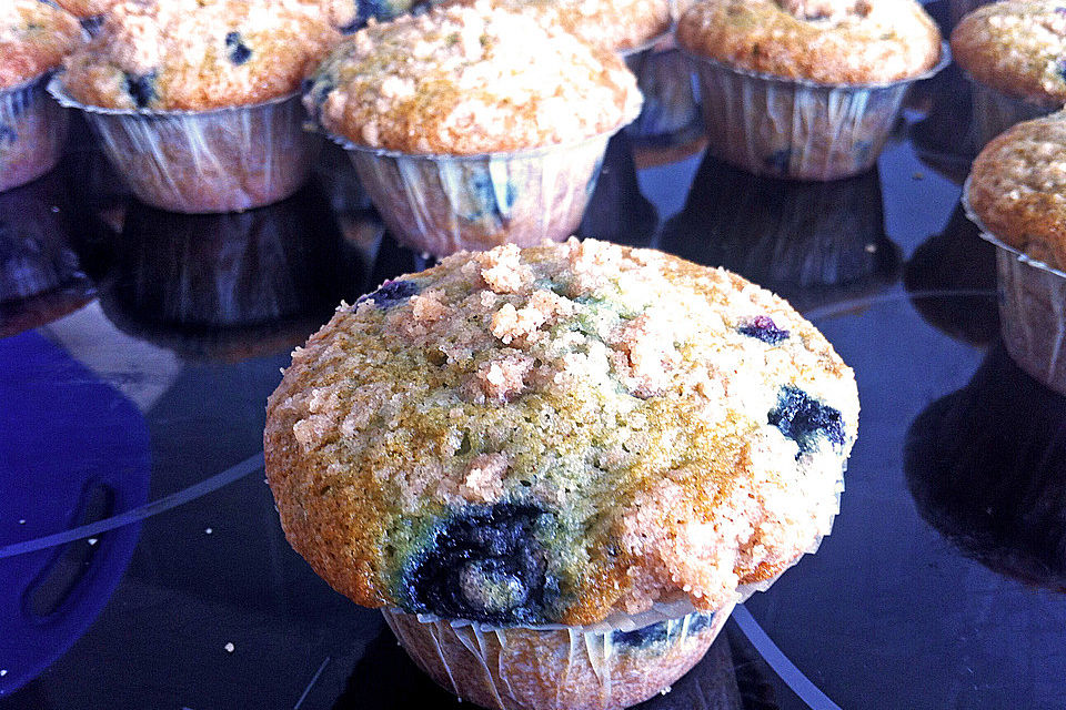 Amerikanische Blaubeermuffins mit Zimtkruste