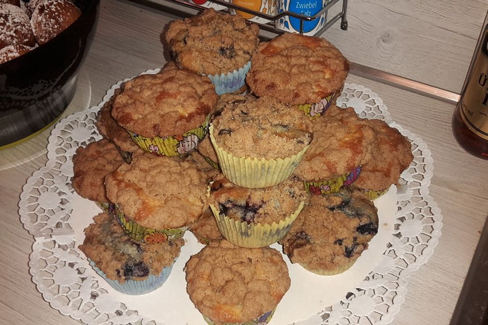 Amerikanische Blaubeermuffins mit Zimtkruste