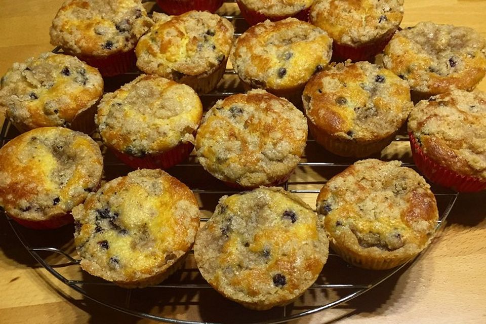 Amerikanische Blaubeermuffins mit Zimtkruste