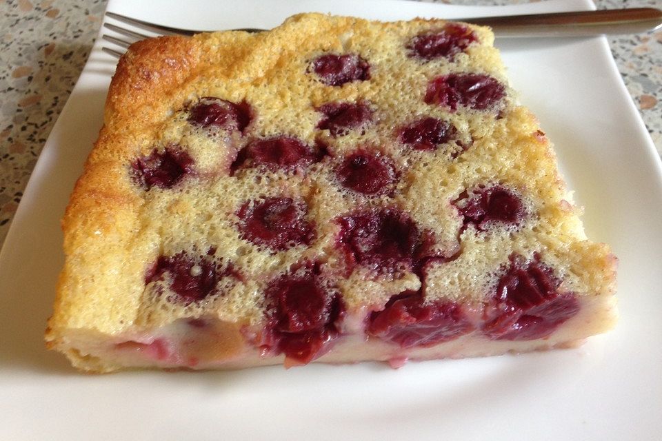 Ungarischer Milchkuchen mit Sauerkirschen