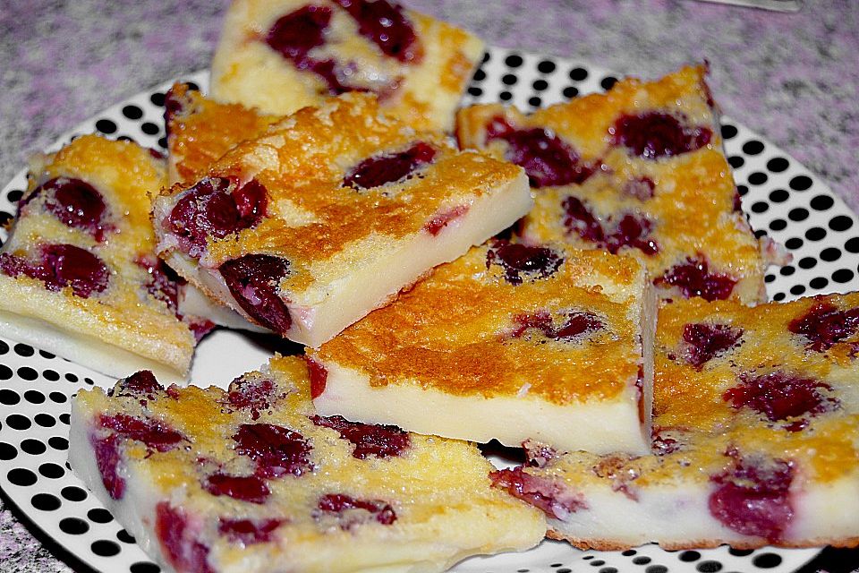 Ungarischer Milchkuchen mit Sauerkirschen