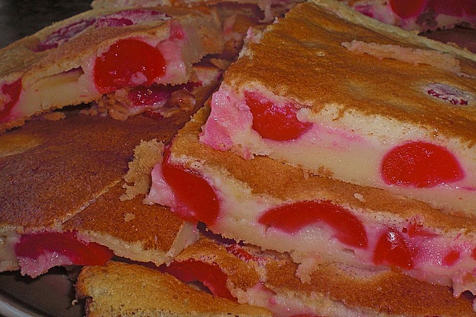 Ungarischer Milchkuchen mit Sauerkirschen