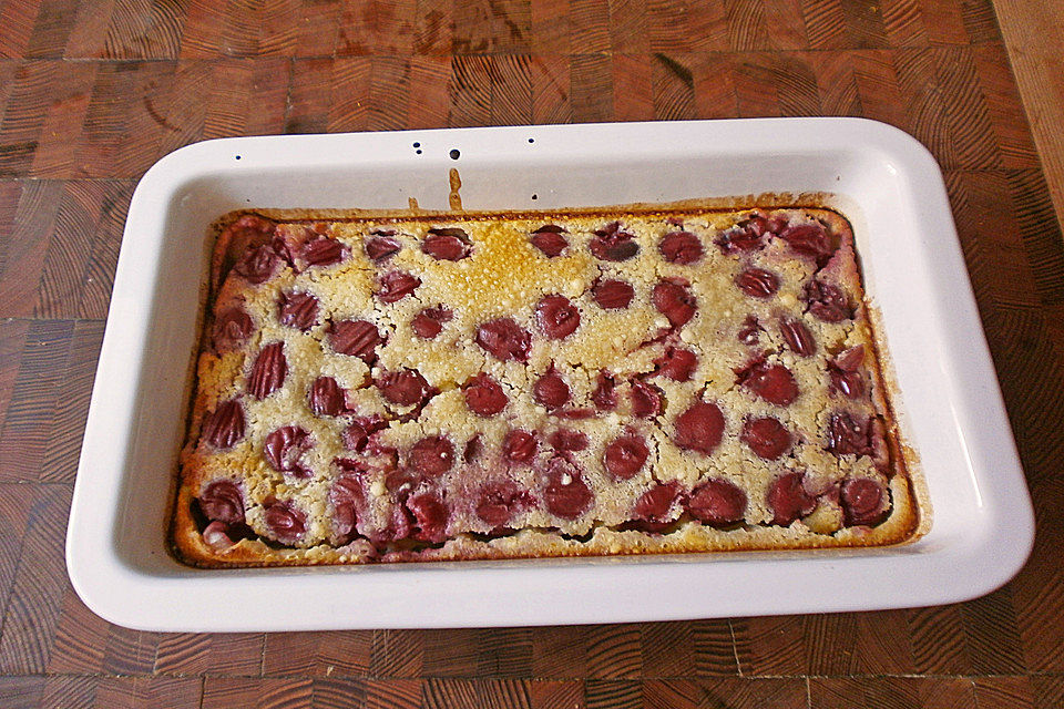 Ungarischer Milchkuchen mit Sauerkirschen