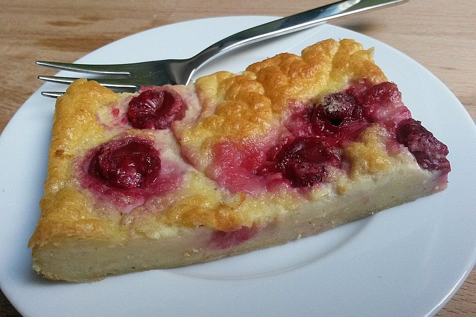 Ungarischer Milchkuchen mit Sauerkirschen