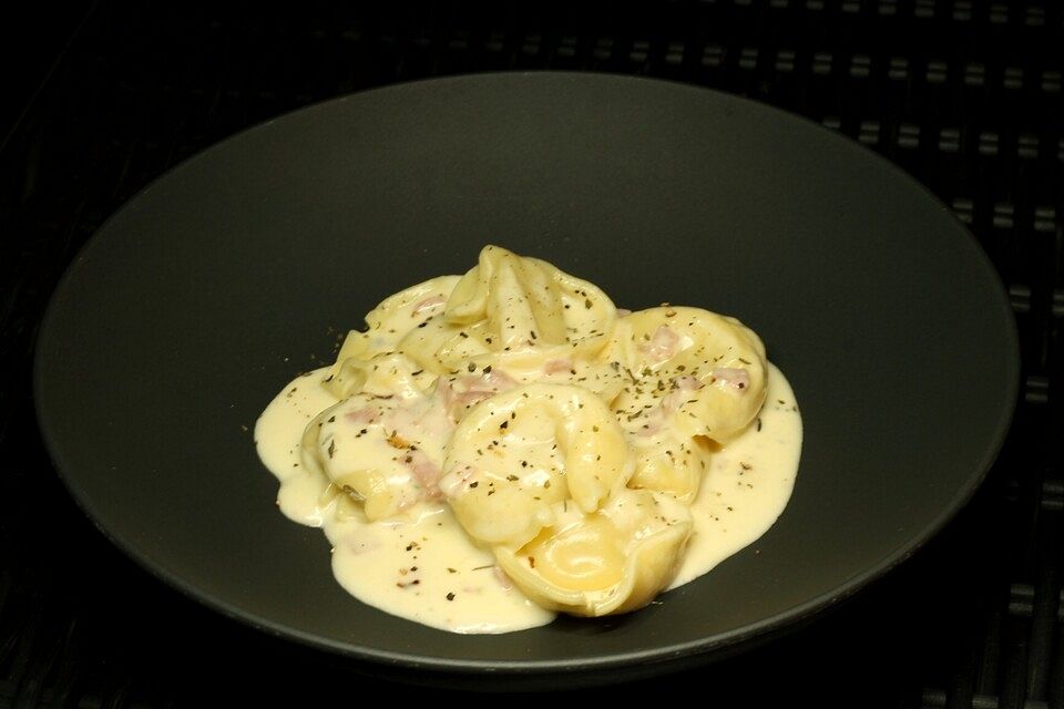 Tortellini mit Schinken - Sahnesoße