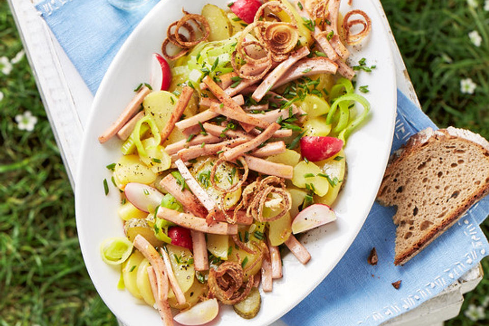 Biergarten-Salat mit Fleischkäse